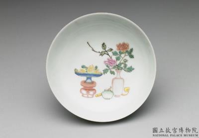 图片[2]-Dish with antique and flower inside a carved polychrome blue exterior in falangcai painted enamels, Qianlong reign (1736-1795), Qing dynasty-China Archive